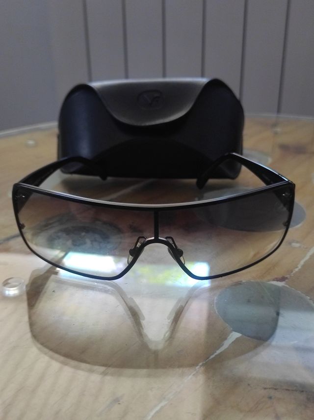 Gafas sol Vogue negras difuminadas funda