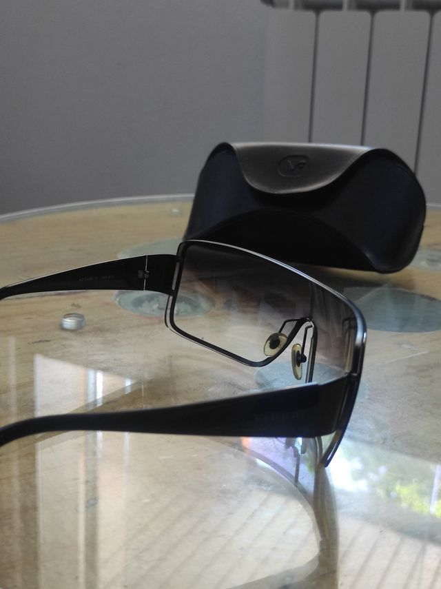 Gafas sol Vogue negras difuminadas funda