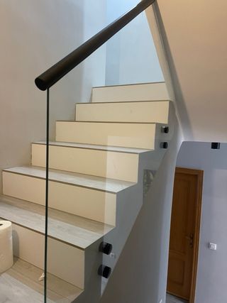 Barandilla de cristal con botones