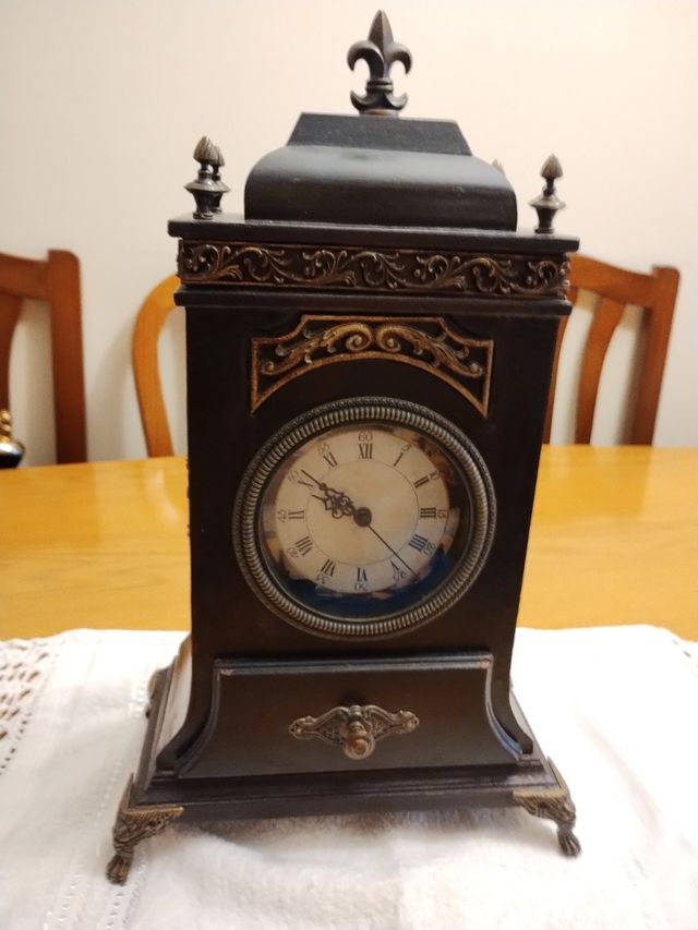 Reloj de repisa con cajón porta-llaves