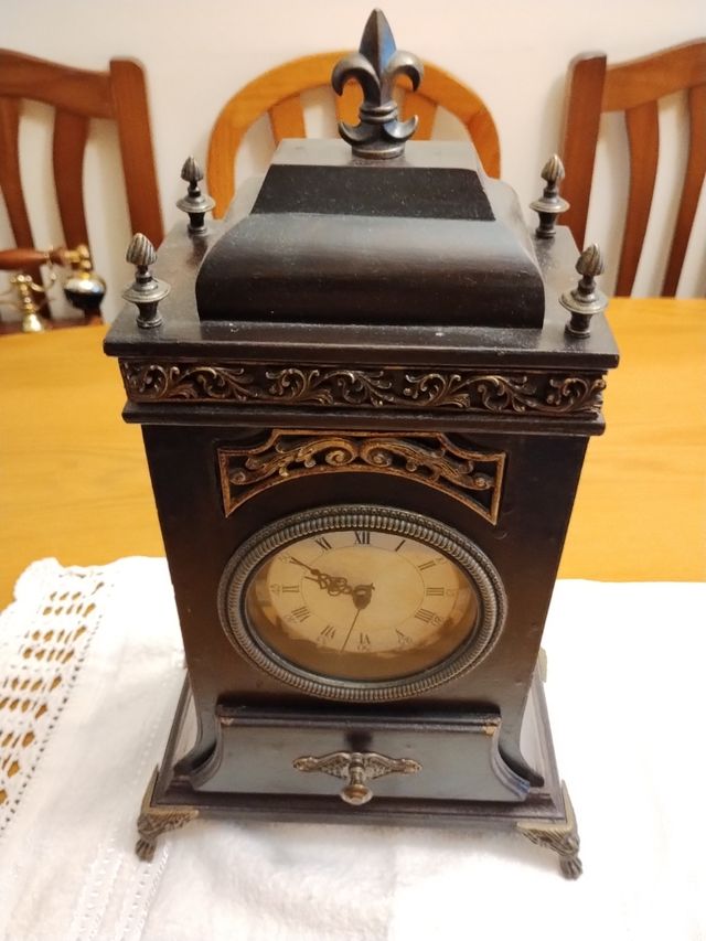 Reloj de repisa con cajón porta-llaves
