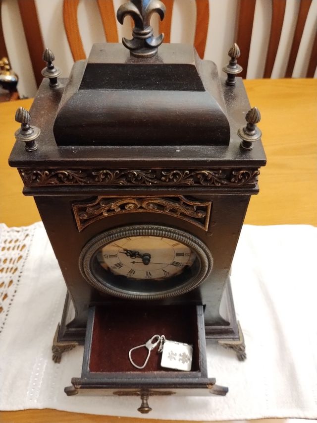 Reloj de repisa con cajón porta-llaves