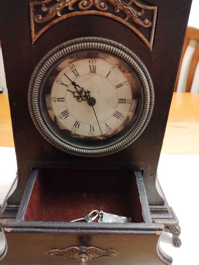 Reloj de repisa con cajón porta-llaves