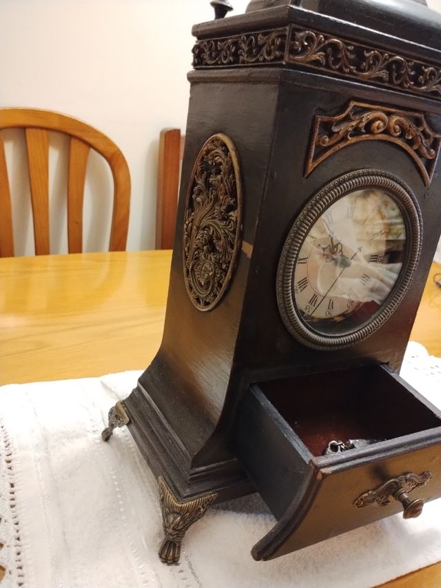 Reloj de repisa con cajón porta-llaves