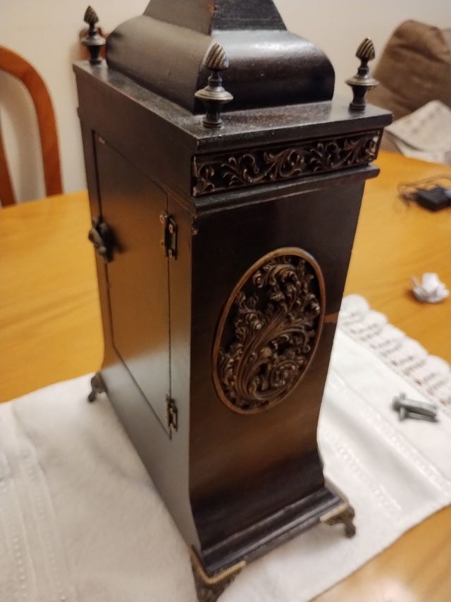 Reloj de repisa con cajón porta-llaves