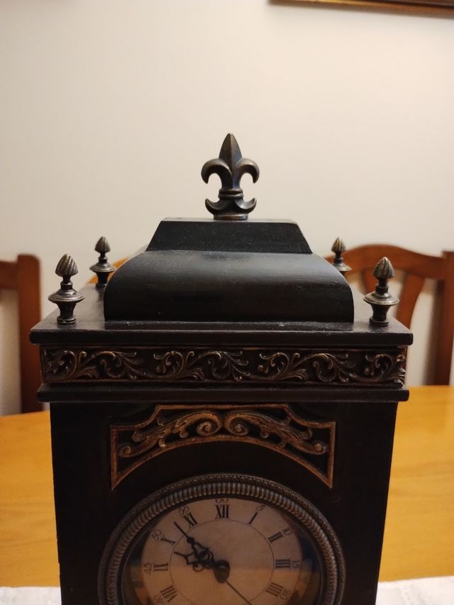 Reloj de repisa con cajón porta-llaves