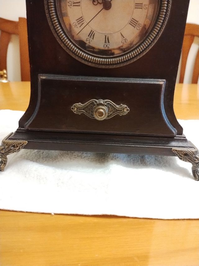 Reloj de repisa con cajón porta-llaves