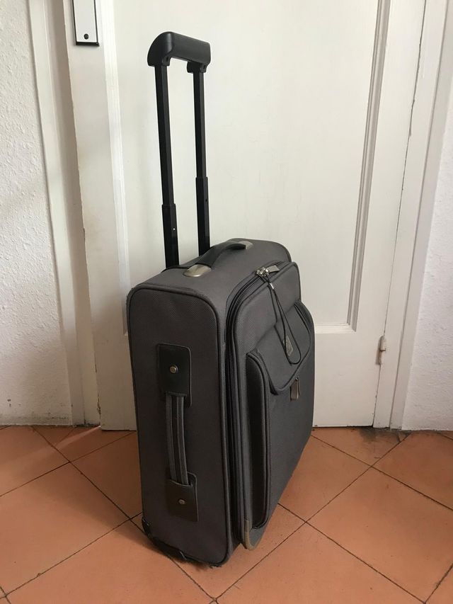 Maleta de cabina marca Diplomat con dos ruedas