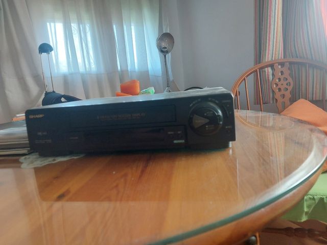 Video Sharp VHS y colección de peliculas