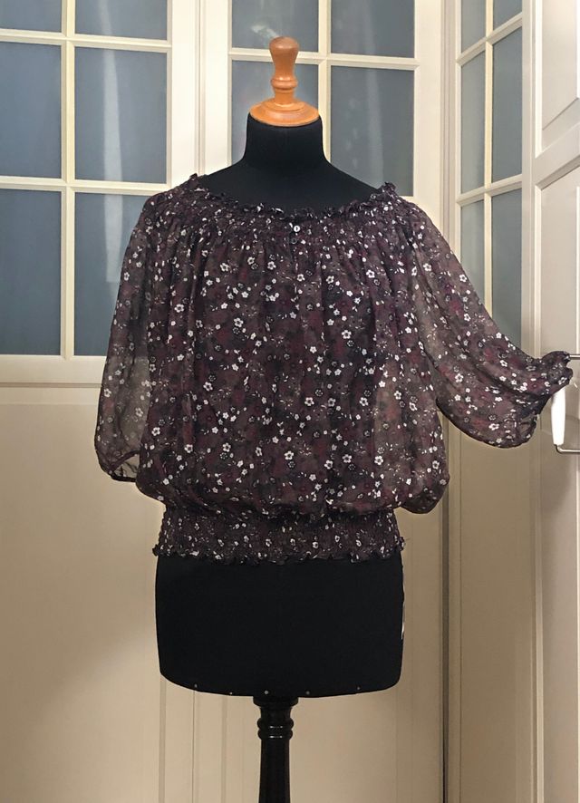 Blusa estampada con gometas. Leer descripción