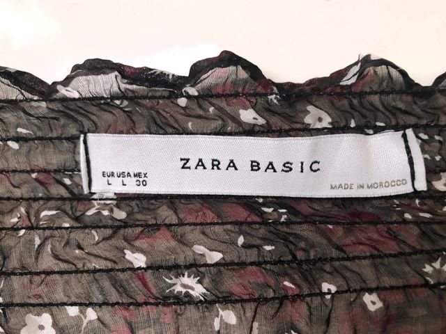 Blusa estampada con gometas. Leer descripción