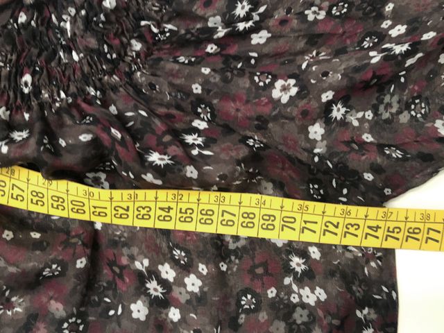 Blusa estampada con gometas. Leer descripción