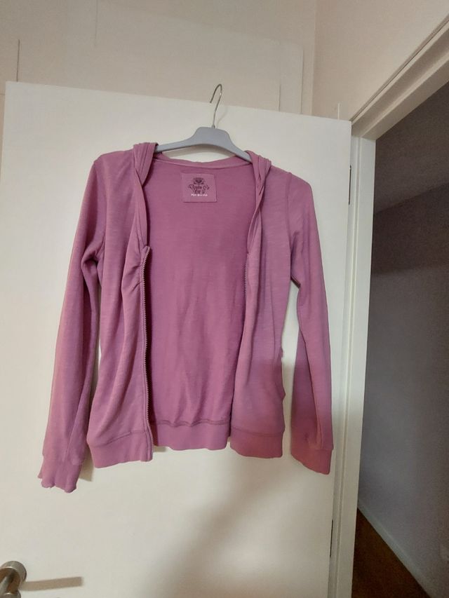 Sudadera lila con capucha