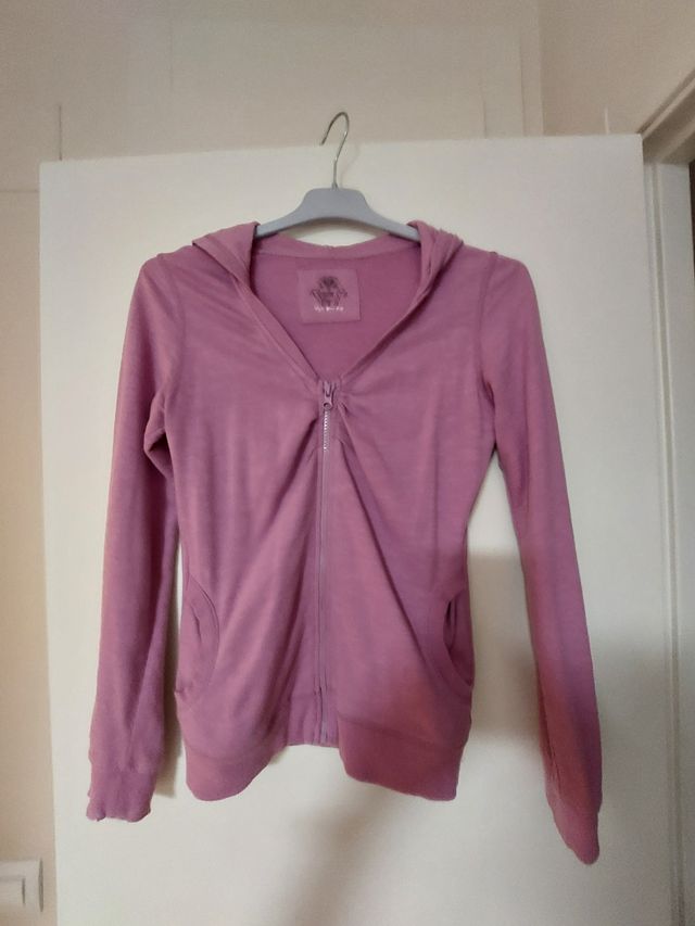 Sudadera lila con capucha