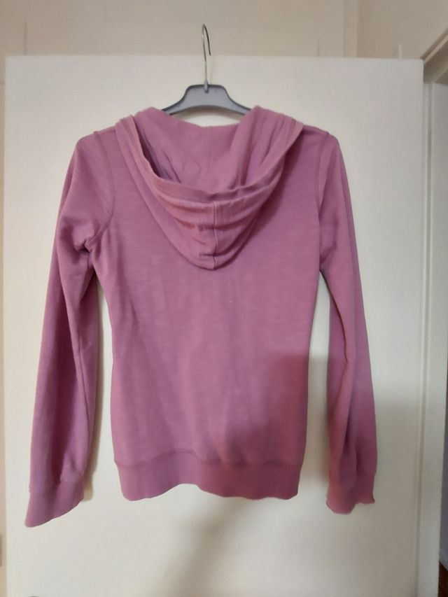 Sudadera lila con capucha