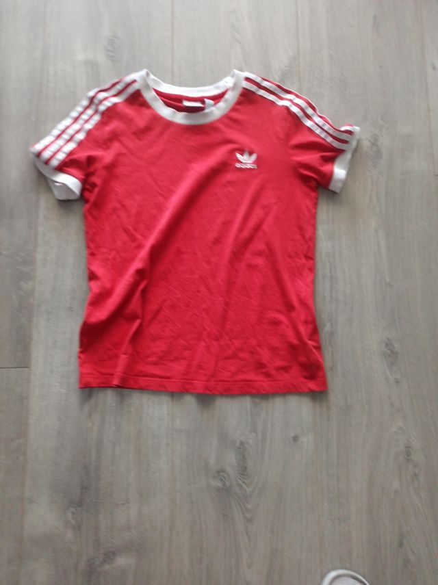 Camiseta roja con rayas blancas de ADI