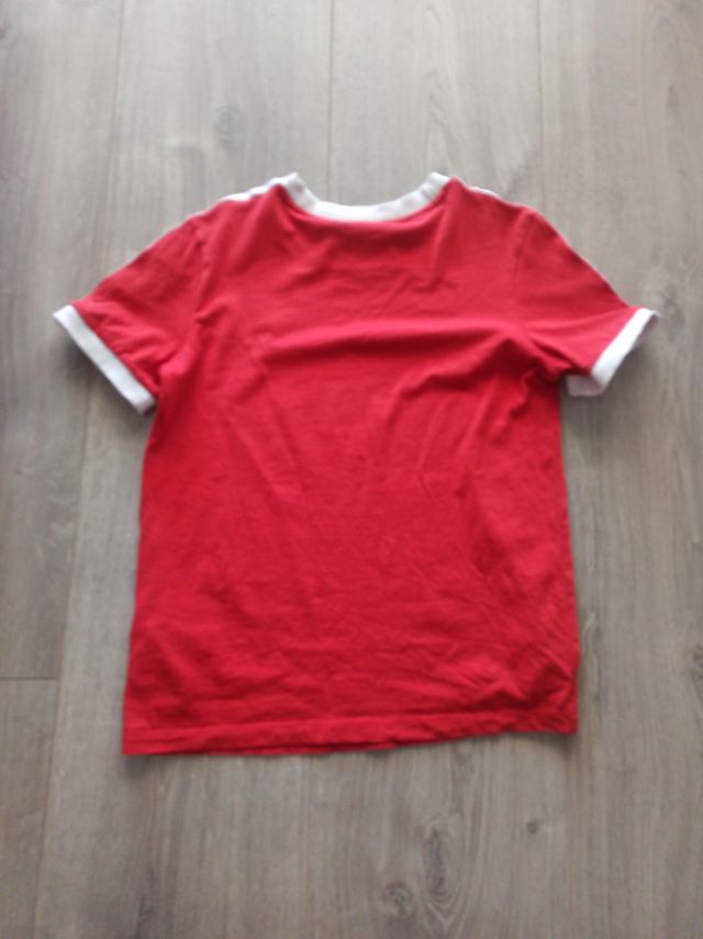 Camiseta roja con rayas blancas de ADI