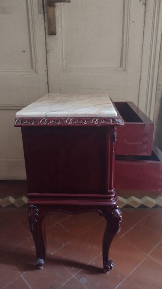 Mesa de noche antigua