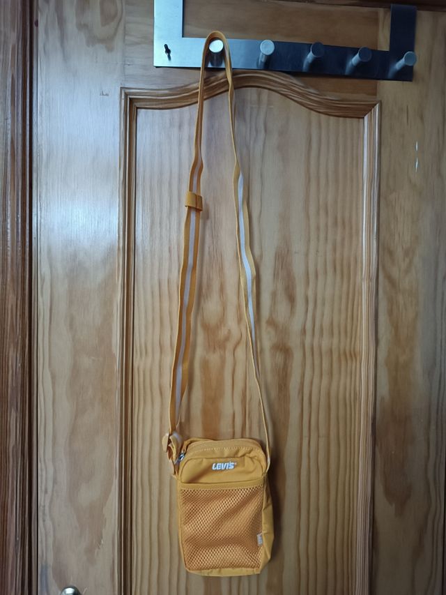 Bolso bandolera de Levi's amarillo