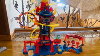 Torre superthings y muñecos