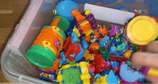 Torre superthings y muñecos
