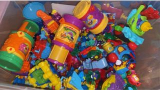 Torre superthings y muñecos