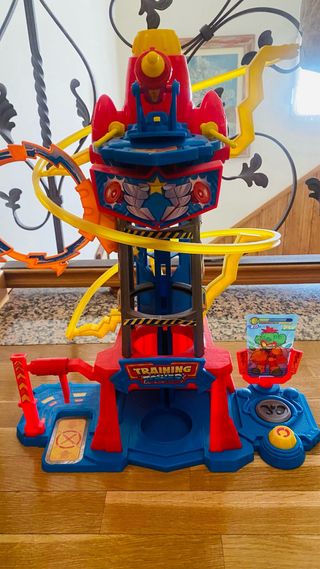 Torre superthings y muñecos
