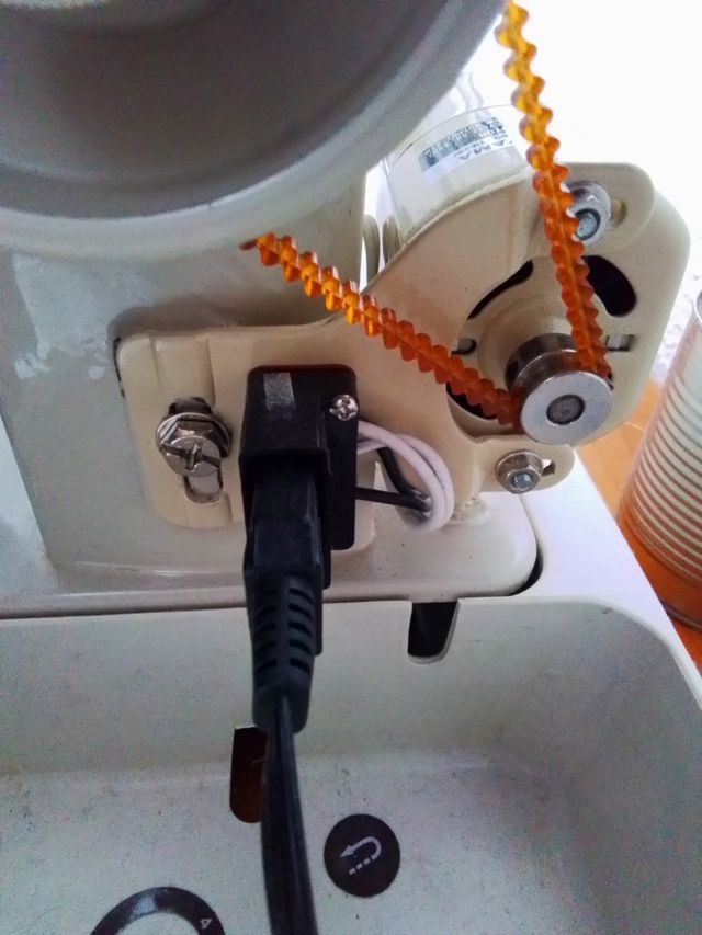 Máquina de coser múltiples puntadas