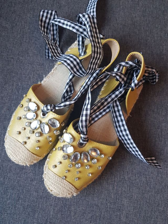 Alpargatas número 37 mostaza