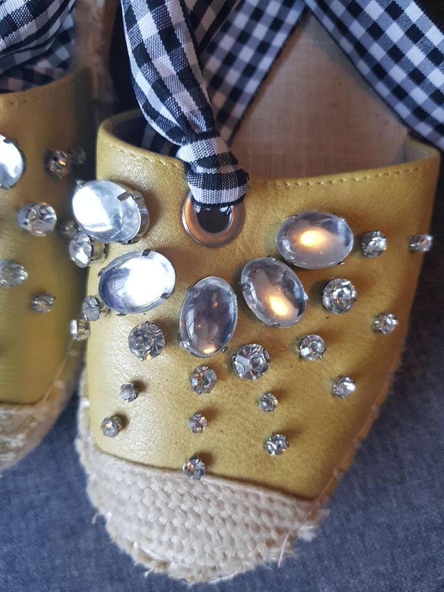 Alpargatas número 37 mostaza