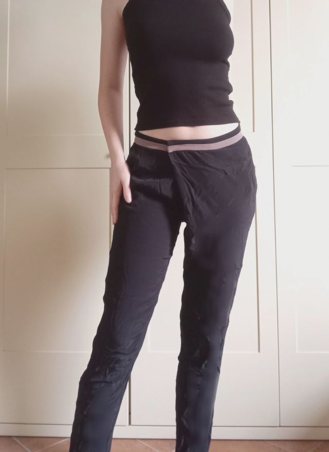 Pantaloni asimmetrici neri vita bassa
