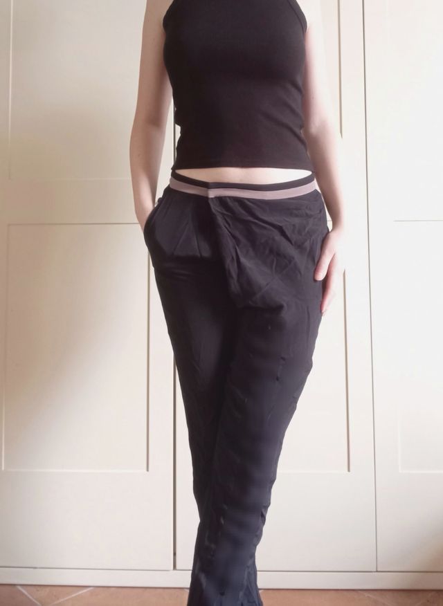Pantaloni asimmetrici neri vita bassa