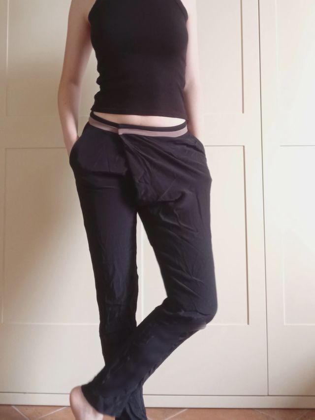 Pantaloni asimmetrici neri vita bassa