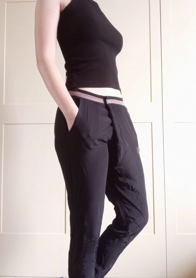 Pantaloni asimmetrici neri vita bassa