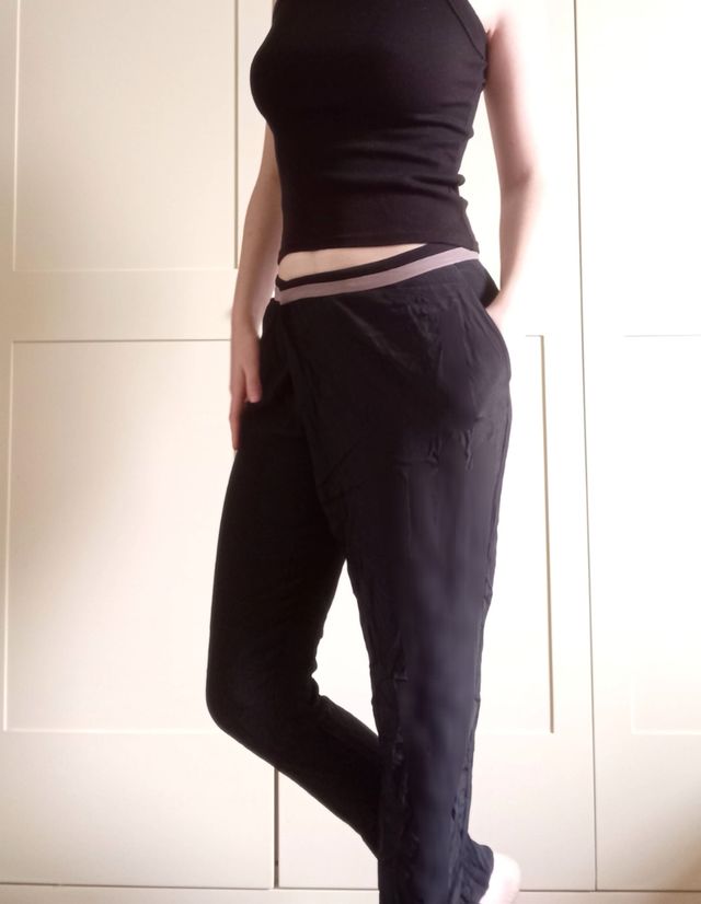 Pantaloni asimmetrici neri vita bassa