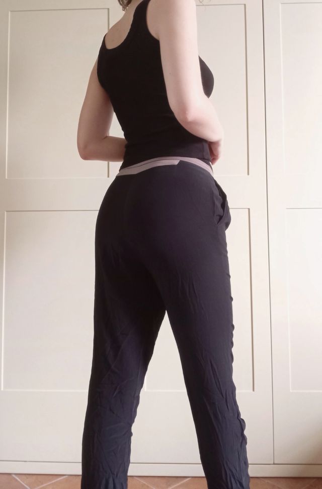 Pantaloni asimmetrici neri vita bassa