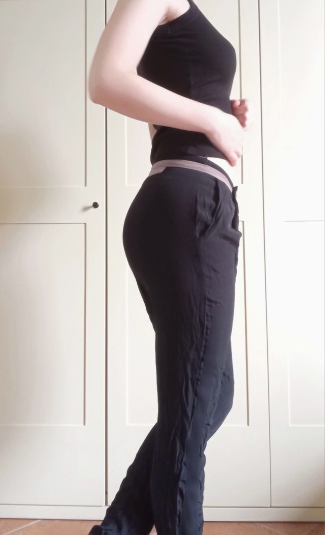Pantaloni asimmetrici neri vita bassa