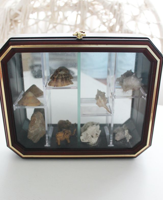 Vitrina vintage de madera con espejo