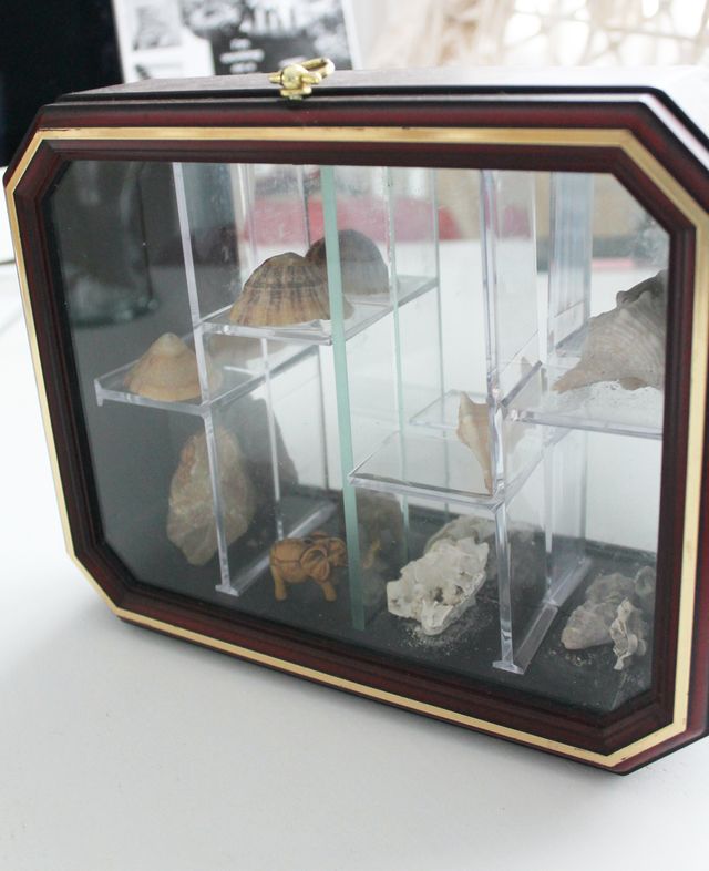 Vitrina vintage de madera con espejo