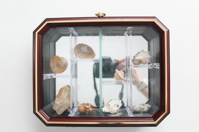 Vitrina vintage de madera con espejo