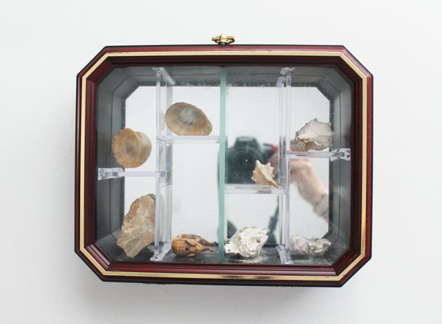 Vitrina vintage de madera con espejo