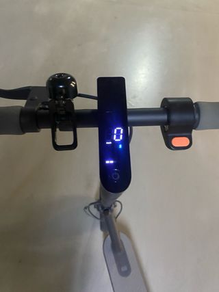 Patinete Eléctrico con su cargador