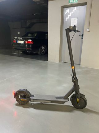 Patinete Eléctrico con su cargador