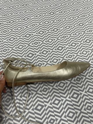 Bailarinas doradas cintas al tobillo