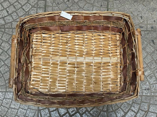 Cesta in vimini con manici
