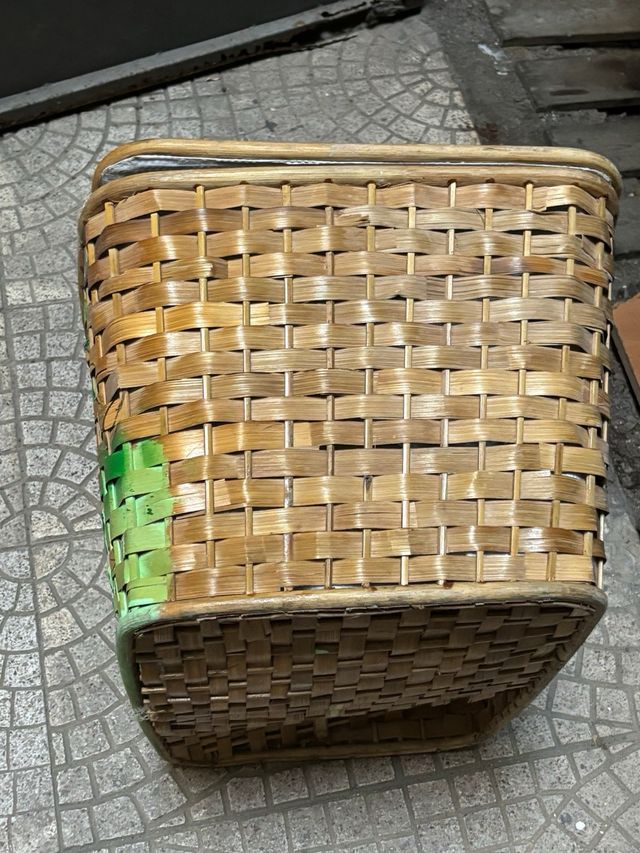 Cesta in vimini con coperchio e disegno