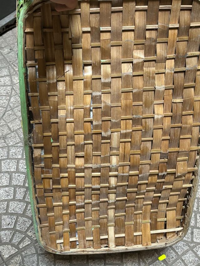 Cesta in vimini con coperchio e disegno