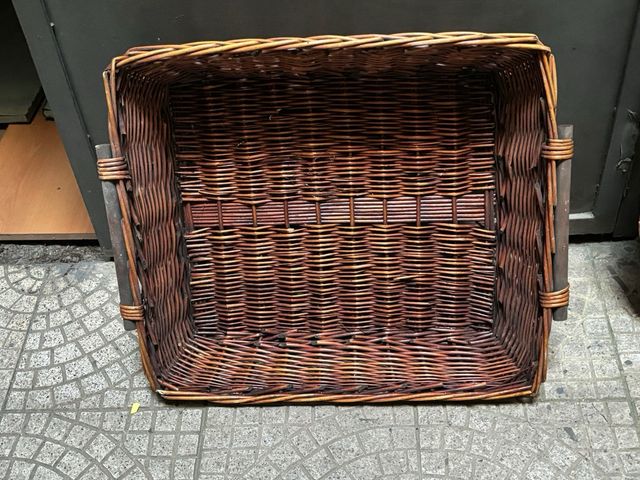 Cesta rettangolare in vimini con manici