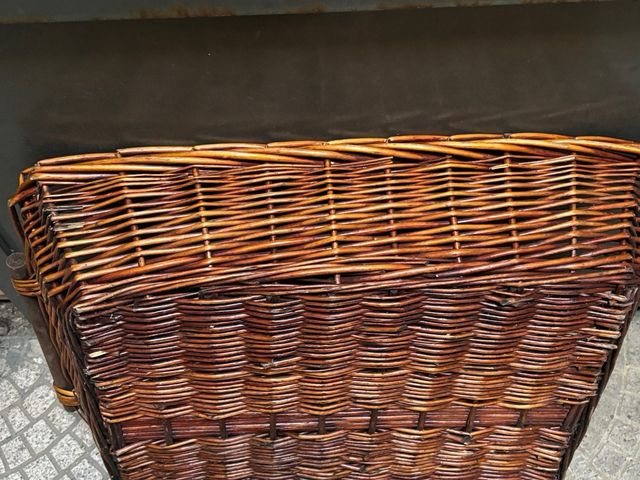 Cesta rettangolare in vimini con manici