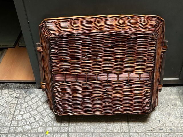 Cesta rettangolare in vimini con manici